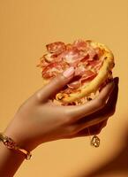 delicioso pizza amarelo mão Comida foto