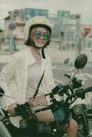 ásia mulher vestindo segurança capacete sentado em motocicleta, cor processo de japonês estilo foto