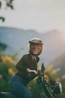 mulher vestindo segurança capacete equitação pequeno enduro motocicleta contra lindo fundo foto