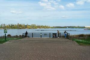lindo Visão do pessoas caminhando e visitando a vontade lago do Milton keynes cidade do Inglaterra Reino Unido, imagem capturado em abril 9º, 2023 foto