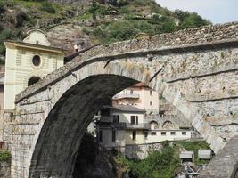 ponte romana em pont saint martin foto