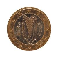 Moeda de 1 euro, união europeia, irlanda isolada sobre o branco foto