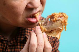 homem comendo Comida foto