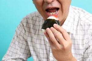 homem comendo Comida foto