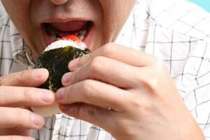 homem comendo Comida foto