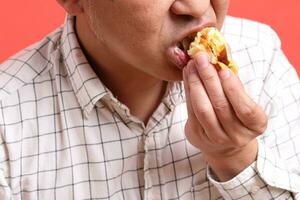 homem comendo Comida foto