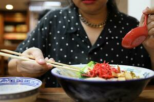 comendo comida japonesa foto