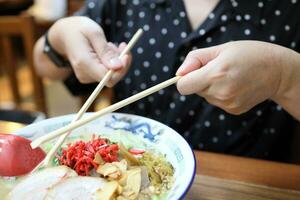 comendo comida japonesa foto