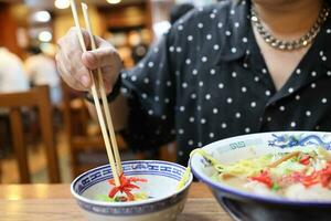 comendo comida japonesa foto