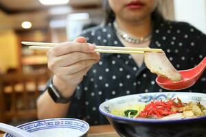 comendo comida japonesa foto