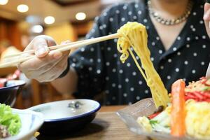 comendo comida japonesa foto