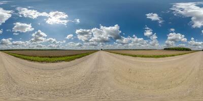 360 hdri panorama em molhado cascalho estrada com marcas a partir de carro ou trator pneus com nuvens em azul céu dentro equirretangular esférico desatado projeção, cúpula substituição dentro zangão panoramas foto