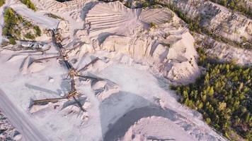 vista aérea de um sistema de transporte em pedreira de calcário. foto