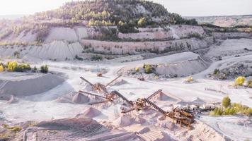 sistema de transporte para mineração em uma pedreira de calcário. foto