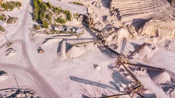 vista aérea do sistema de transporte de mineração de calcário. foto