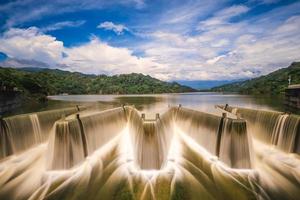a água flui sobre a barragem de retenção no reservatório de Liyutan em miaoli, taiwan foto