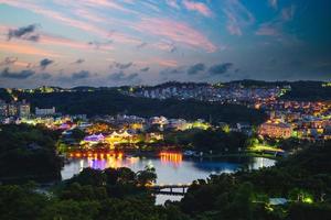 vista aérea do lago de grama verde em hsinchu, taiwan, à noite foto