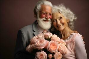 Senior casal desfrutando uma ramalhete cada de outros amor foto