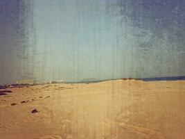 panorama a partir de a espanhol canário ilha fuerteventura com dunas e a oceano foto
