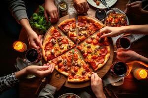 grupo do amigos comendo pizza às mesa, fechar-se Visão a partir de acima, amigos comendo pizza juntos às lar, topo seção cortado, ai gerado foto