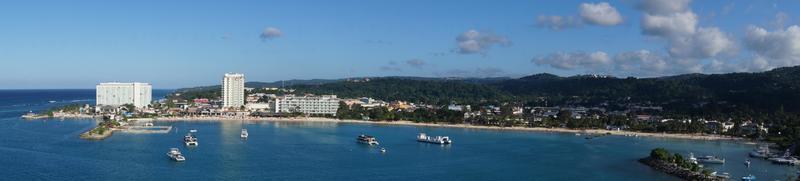 da perspectiva do terminal de cruzeiros ocho rios - jamaica foto