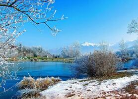 savoie esplendor sereno lago e majestoso montanhas dentro santo Pierre d'albigny, França foto