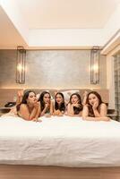 uma grupo do ásia Adolescência meninas estão ficando com seus amigos dentro uma luxo hotel foto