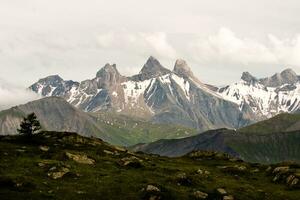 majestoso alpino picos temor inspirador aiguilles d'arves panorama dentro savoie foto