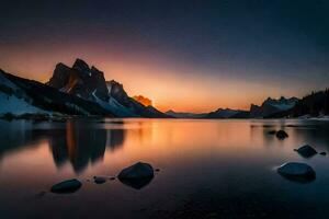 a Sol conjuntos sobre uma montanha alcance e lago. gerado por IA foto