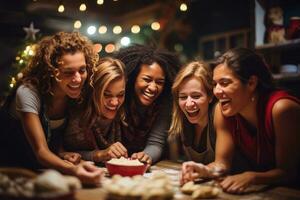 festivo fêmea amigos desfrutando a feriado espírito dentro uma acolhedor foto