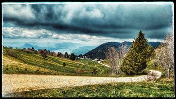 dramático Primavera nuvens dentro a bugigangas montanhas foto