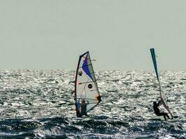 pessoas windsurf dentro a água foto
