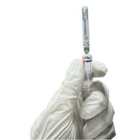 enfermeira mão vestem luva lidar com seringa e agulha para injeção vacina foto