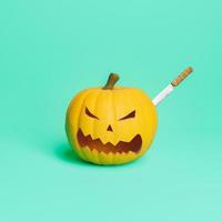 abóbora de halloween com uma faca enfiada nela foto
