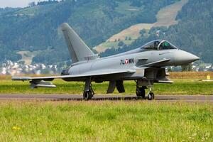 militares lutador jato avião às ar base. ar força voar Operação. aviação e aeronaves. ar defesa. militares indústria. mosca e vôo. foto