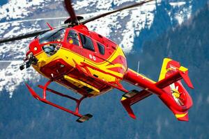 médico helicóptero às aeroporto e aeródromo. helicóptero e medico. geral aviação indústria. ar ambulância transporte. ar transporte. mosca e vôo. foto