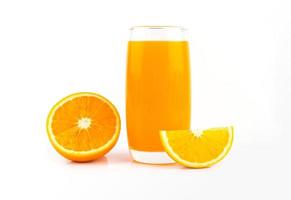 fatias de laranja e copo de suco de laranja no fundo branco foto