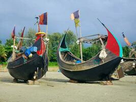 lindo barcos com natureza dentro Bangladesh foto