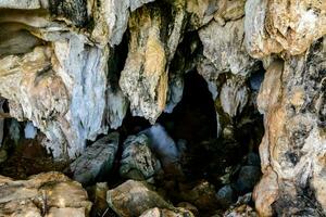 a caverna é preenchidas com pedras foto