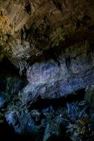 uma caverna com uma ampla Rocha formação foto