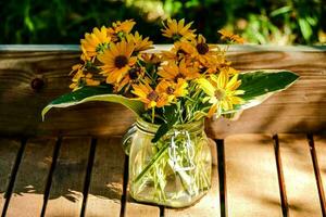 em vaso amarelo flores foto