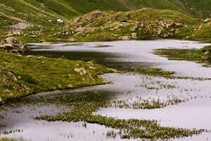 sereno alpino lago no meio savoie montanhas santo Sorlin d'arves panorama foto