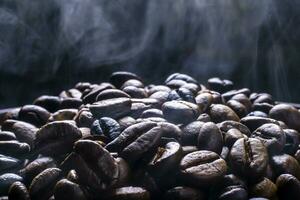 café feijões assar com fumaça, seletivo foco, e suave foco. foto