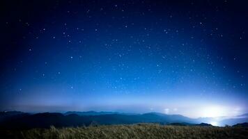 montanhas às noite arrepiante montanha pico preenchidas com fumaça e estrelas foto