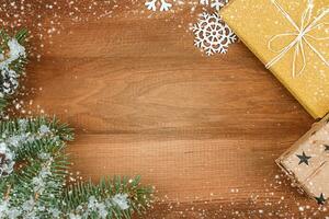Natal fundo com abeto árvore, decorações, presente caixas, neve em de madeira fundo foto