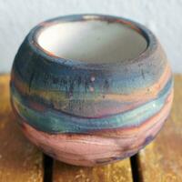 raku cerâmico cerâmica vaso arco Iris aurora texturizado padronizar casa decoração peça a partir de raaquu de Adil ghani a partir de Malásia foto