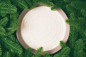 vista superior da placa branca rodeada de galhos de árvores do abeto. conceito de jantar de natal com espaço de cópia foto