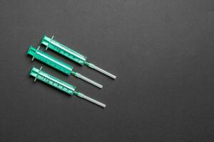 topo Visão do seringas dentro uma linha para médico injeção em colorida fundo com cópia de espaço. saúde e vacinação conceito foto