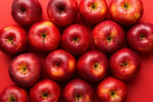 fresco maduro vermelho maçãs Como fundo. topo Visão do natural maçãs foto