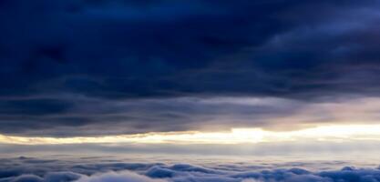 céu atmosfera estratosfera nuvens dentro a céu troposfera mesosfera ionosfera exosfera nível do altura acima aviões foto